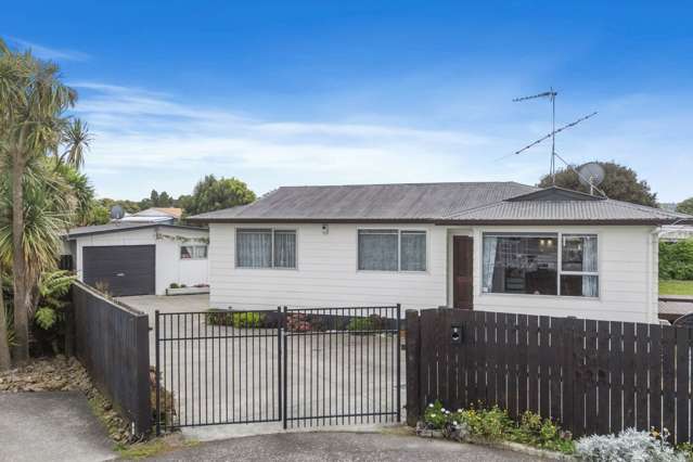 Prime Freehold Opportunity on 808m² in Takanini !!