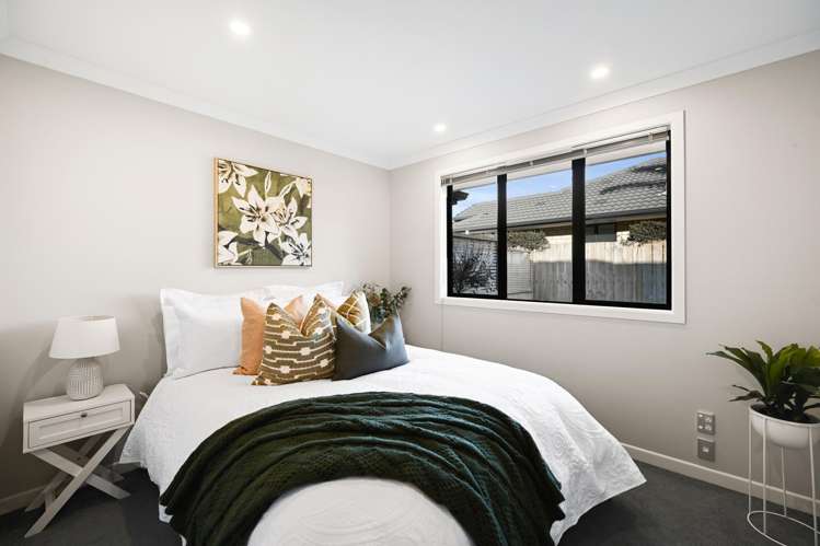 6 Compton Grove Huntington_23