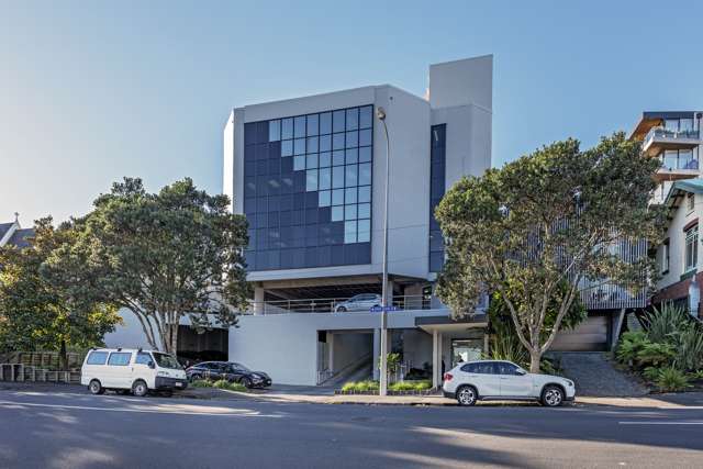 Refurbished Eden Terrace full floor