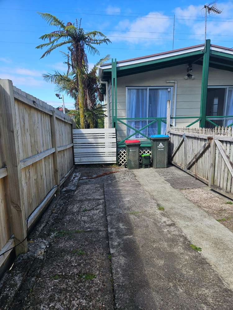 2/613 Richardson Road Mt Roskill_1