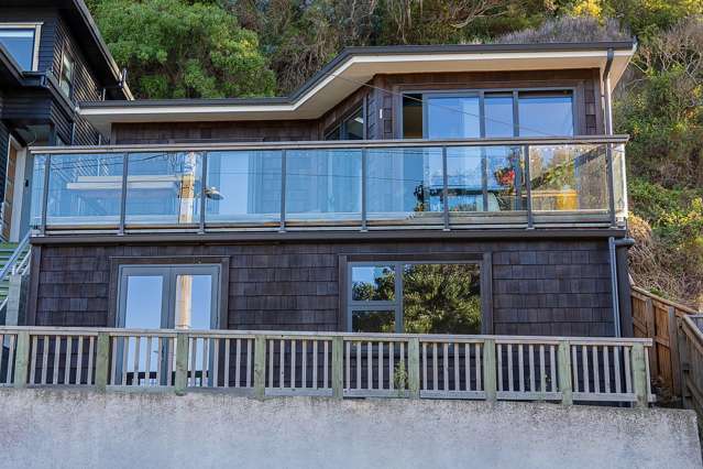 Beachside Retreat, Sunny with Seaviews - Furnished