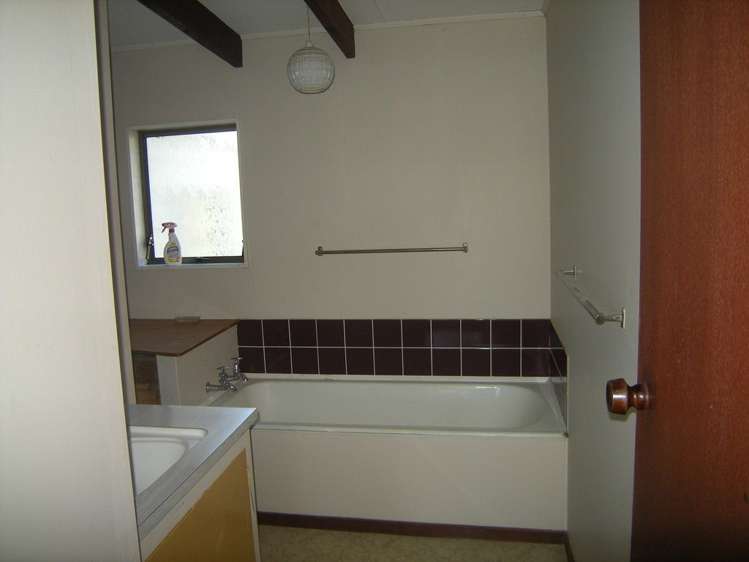 347 Lake Road South Leeston_13