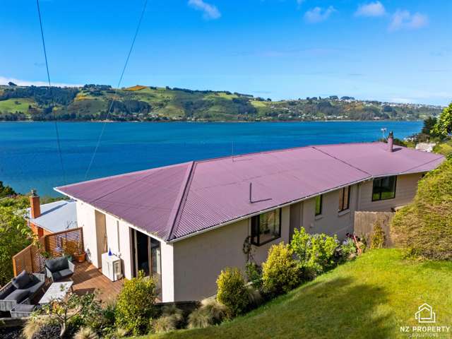 Views & Versatile Family Living on the Harbour