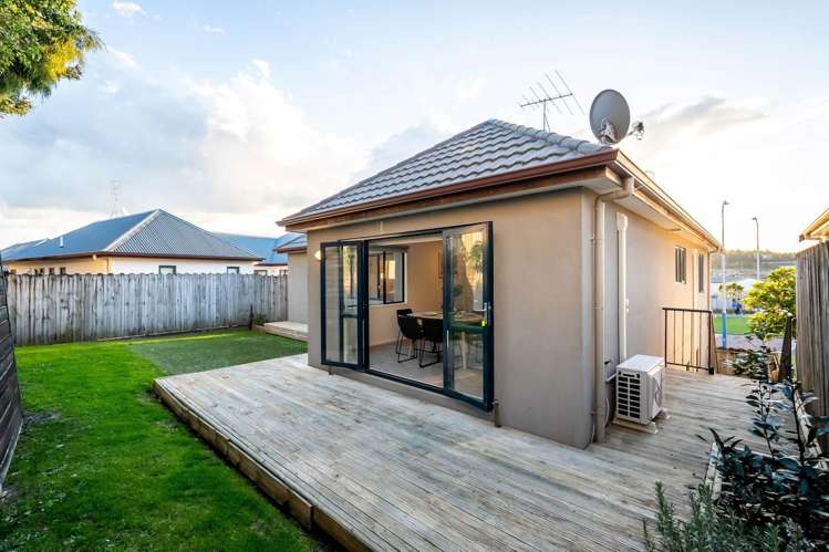 86 Fields Parade Oteha_26