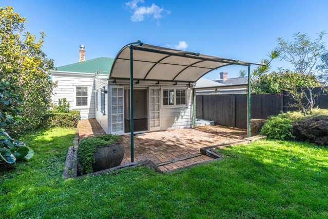 21 Summer Street (Garage and carport) 1766_1