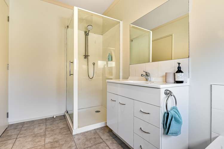 90 Farnborough Drive Grandview Heights_11