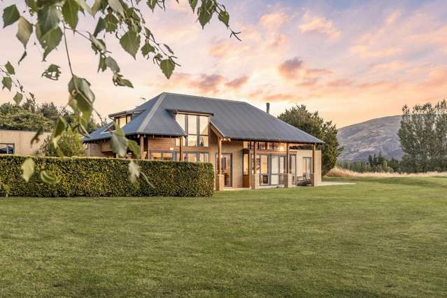 Elevated Lifestyle Living Above Wanaka