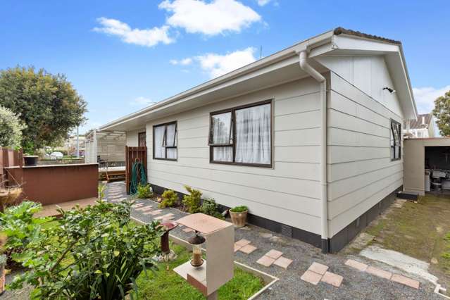 2/2 Burundi Avenue Clendon Park_2