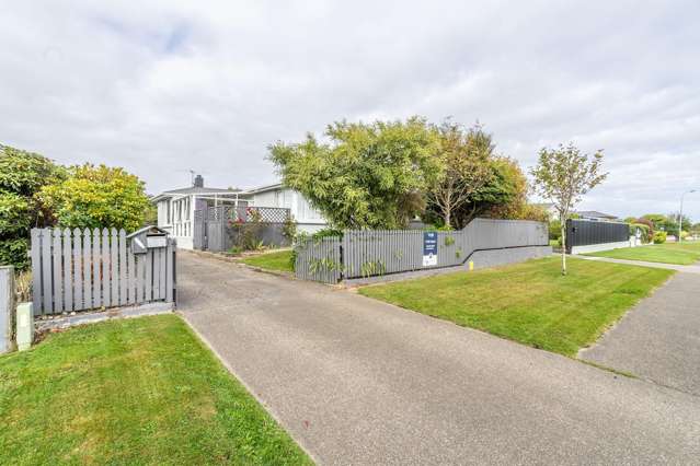 Charming 3-Bed Haven with Workshop & Entertainment Deck