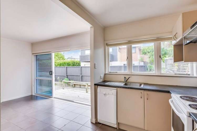 2/7 Lydia Avenue Northcote_7