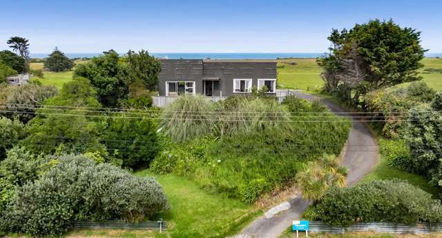Iconic Art Deco Home, Sea & Rural Views