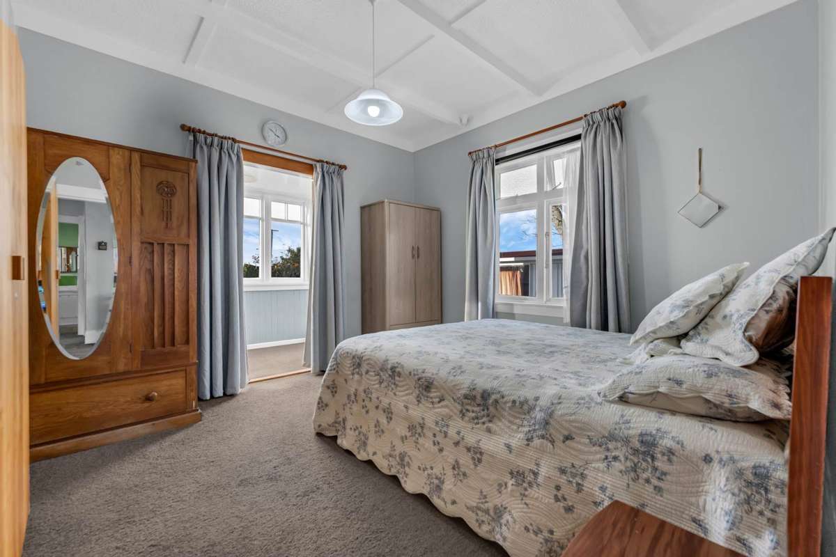 152 White Swan Road_4