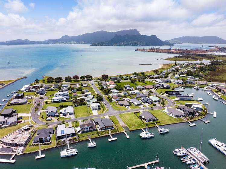 12 Finch Street One Tree Point_14