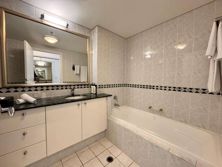 2207/8 Albert Street 10015_8