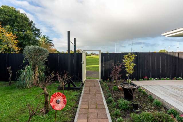 Free Standing Gem next to the Reserve in Remuera