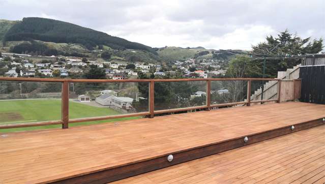 4 bedroom 2 bathroom large family home in Tawa