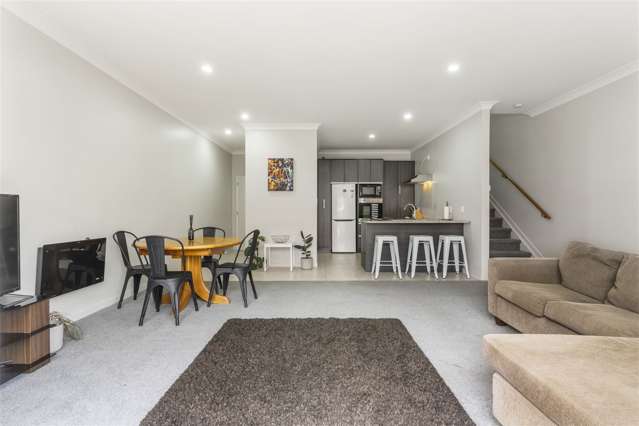 2/44 Carlos Drive Flat Bush_4