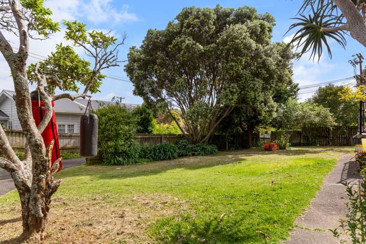 15 Craigbank Avenue New Lynn_11