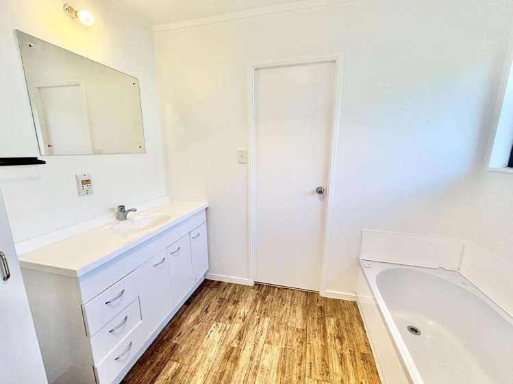 77 Meadowvale Rise Titirangi_14