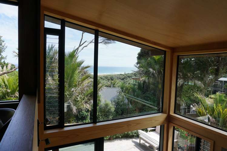 87 Garden Road Piha_13
