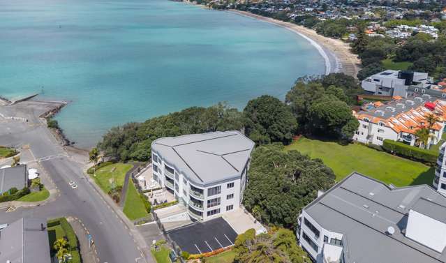 Ultimate Beach Location - Vibrant Lifestyle