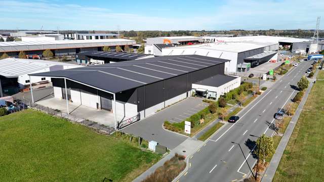 Standalone high-stud warehouse with yard