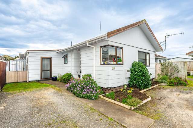 Two bedroom home in Springvale awaits you!