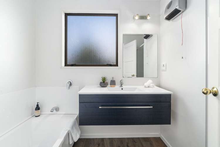 8a Wynyard Crescent Fernhill/Sunshine Bay_8