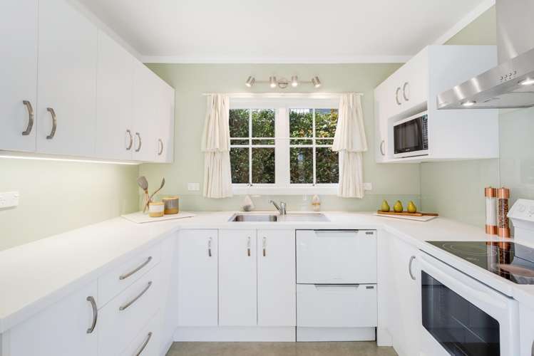 8 Pleasant Place Mellons Bay_17