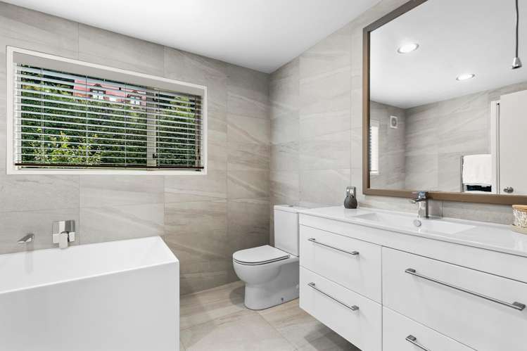 1 Arawata Terrace Fernhill/Sunshine Bay_26