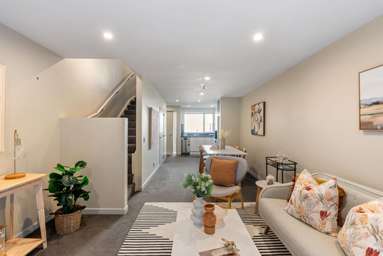 9/8 Thatcher Crescent_4