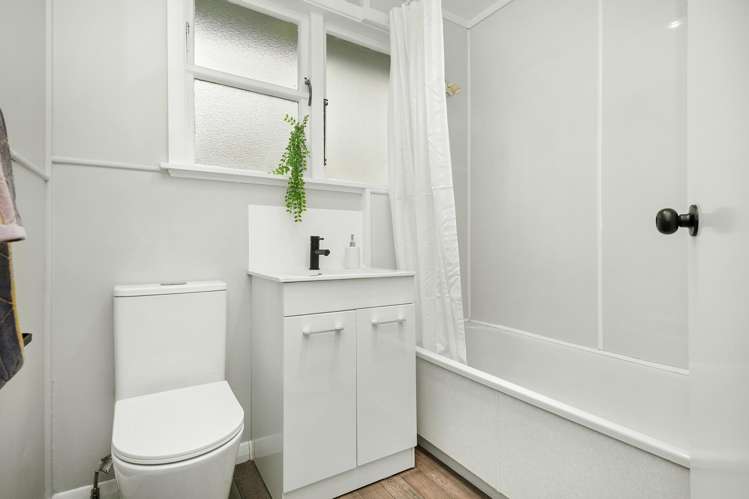 76 Strand Crescent Naenae_8