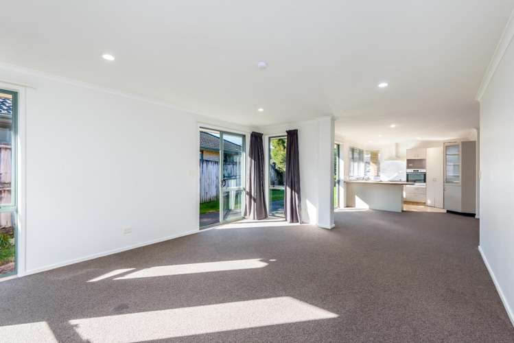 209 Old Farm Road Hamilton East_3