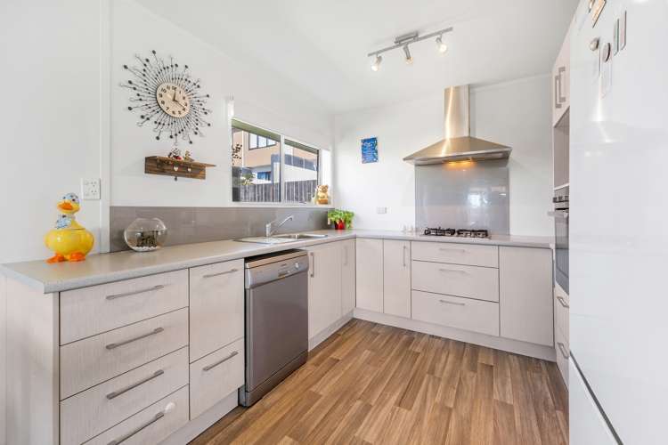 2/56 Archibald Road Kelston_13