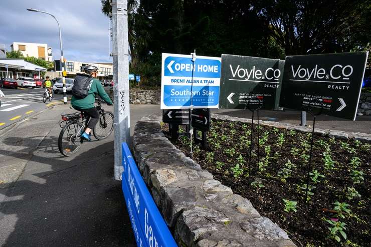 Auckland's average property value dropped by almost 3% to <img.26 million in the last three months. Photo / Fiona Goodall