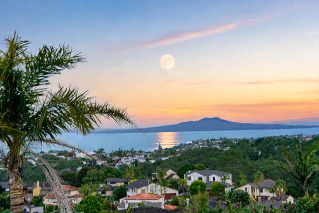 Walking distance to Rangitoto College & Sea Views