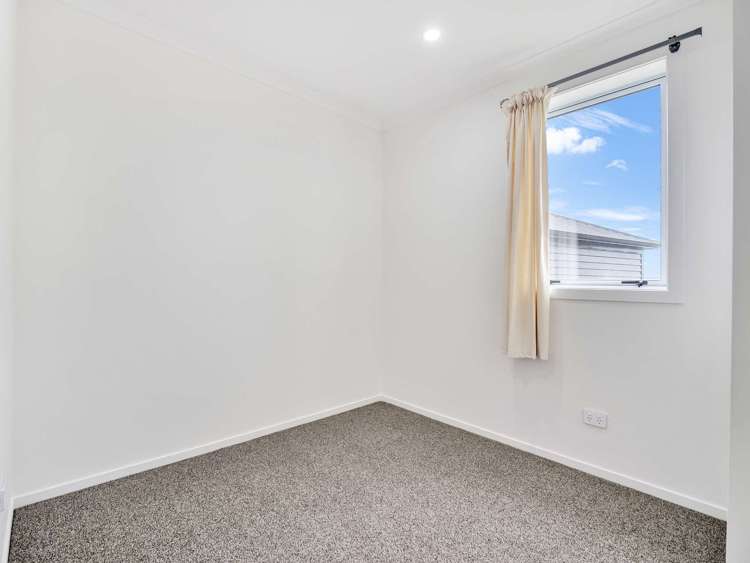 2/8 Mila Paige Close Glenview_18