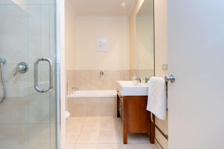 14 Heynes Place Clive_11