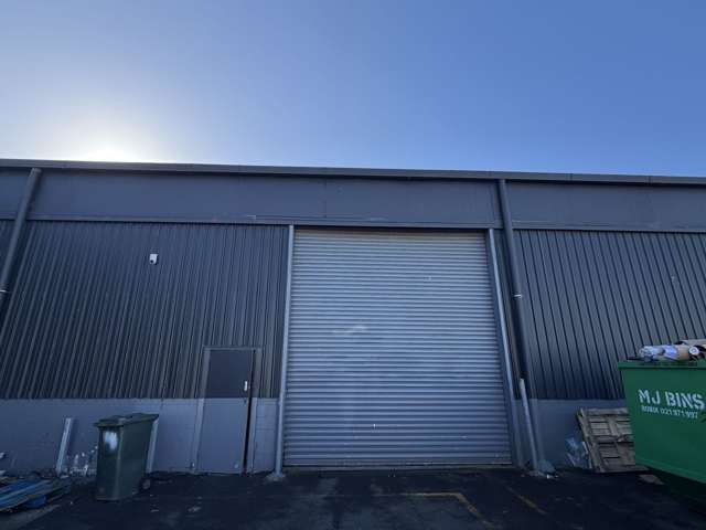 Functional Warehouse Unit with Low Office