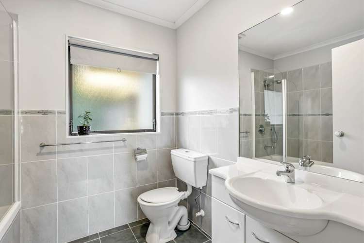 7 Rivervale Grove Stanmore Bay_13