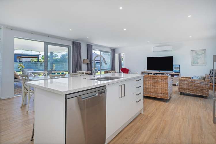 44 Longreach Drive Cooks Beach_12