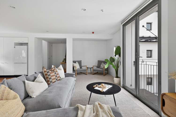 I/294 Montreal Street_5