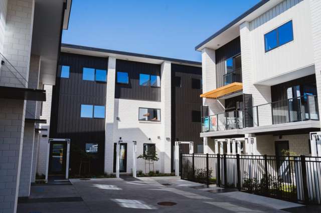 Modern 3-Bedroom Townhouse with Ensuite & Courtyard