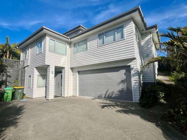 Exceptional Family Living in Castor Bay — Coas...