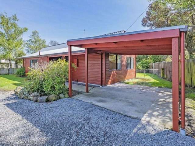 LEESTON  RARELY AVILABLE, THREE BEDROOMS, ONE BATHROOM, PARK LIKE GROUNDS