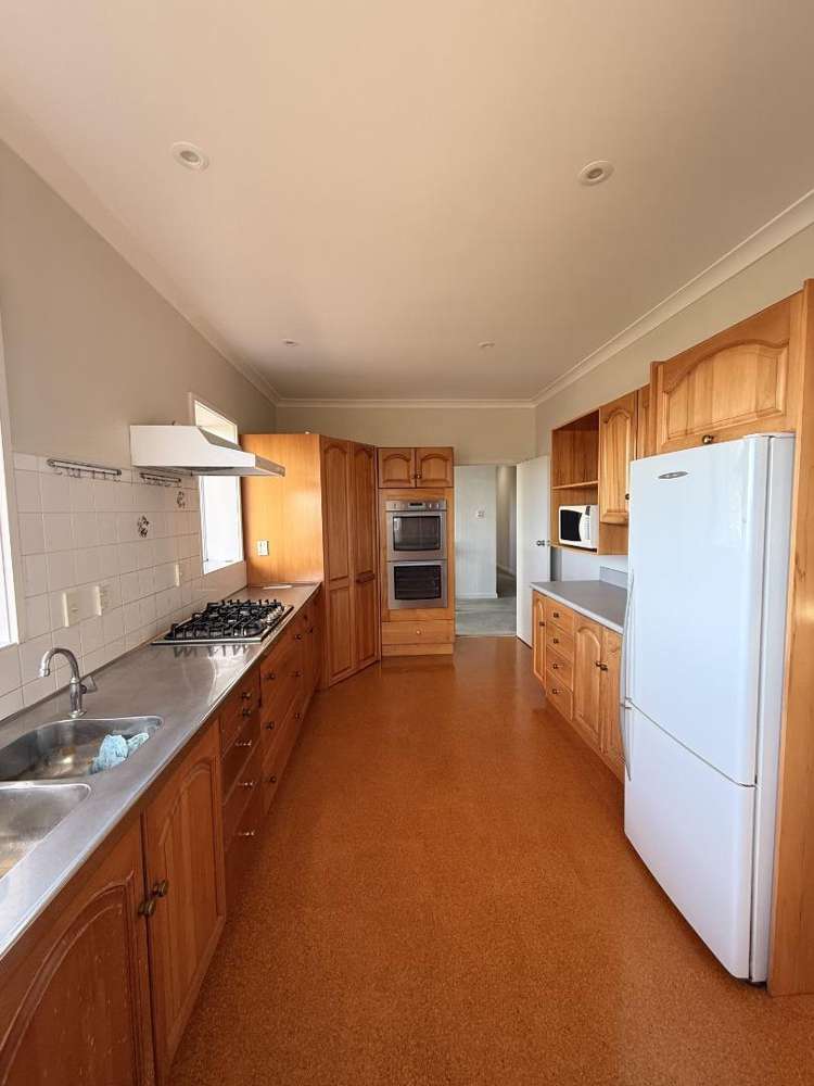 539 Riddell Road 1670_2