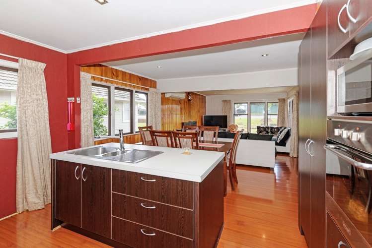 75 Roberts Road Te Atatu South_9