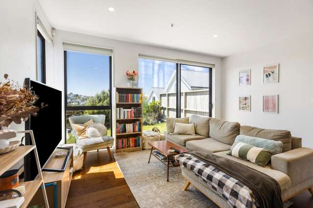 SUN-SOAKED, LOW-MAINTENANCE CORNER TOWNHOUSE