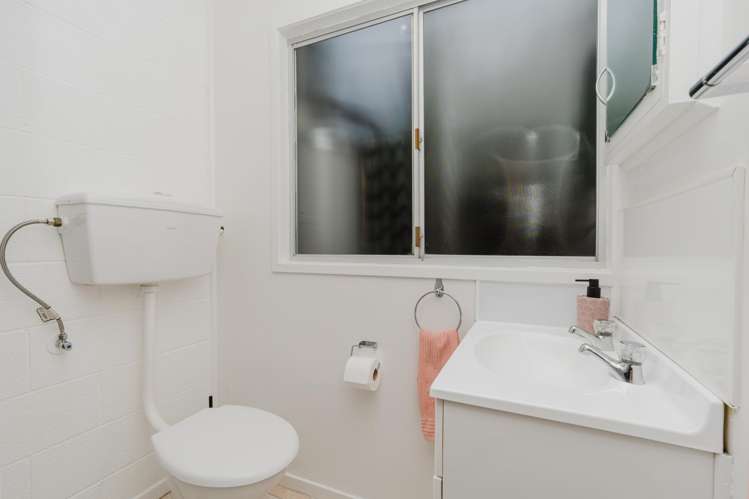 2/100 River Road Hamilton East_13