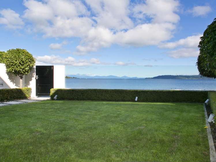 2/225 Lake Terrace Waipahihi_2